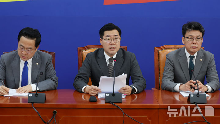 [서울=뉴시스] 고승민 기자 = 박찬대 더불어민주당 원내대표가 10일 서울 여의도 국회에서 열린 국감대책회의에서 발언하고 있다. 2024.10.10. kkssmm99@newsis.com