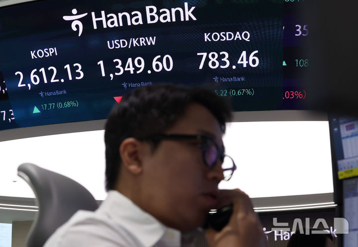 [서울=뉴시스] 김진아 기자 = 10일 서울 중구 하나은행 딜링룸에서 딜러들이 업무를 보고 있다. 코스피는 전 거래일(2594.36)보다 17.29포인트(0.67%) 오른 2611.65에, 코스닥 지수는 전 거래일(778.24)보다 3.67포인트(0.47%) 상승한 781.91에 거래를 시작했다. 서울 외환시장에서 원·달러 환율은 전 거래일(1348.3원)보다 0.7원 내린 1349.0원에 출발했다. 2024.10.10. bluesoda@newsis.com