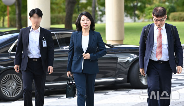 [수원=뉴시스] 김종택 기자 = 공직선거법 위반 혐의로 기소된 이재명 더불어민주당 대표의 배우자인 김혜경씨가 10일 경기도 수원시 영통구 수원지방법원에서 열린 공판에 출석하고 있다. 2024.10.10. jtk@newsis.com