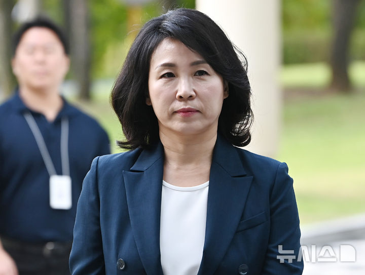 [수원=뉴시스] 김종택 기자 = 공직선거법 위반 혐의로 기소된 이재명 더불어민주당 대표의 배우자인 김혜경씨가 10일 경기도 수원시 영통구 수원지방법원에서 열린 공판에 출석하고 있다. 2024.10.10. jtk@newsis.com