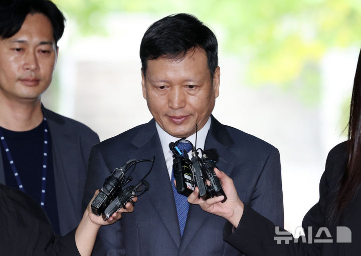 [서울=뉴시스] 이영환 기자 = 구영배 큐텐그룹 대표가 10일 오전 서울 서초구 서울중앙지방법원에서 열린 구속 전 피의자 심문(영장실질심사)에 출석하고 있다. 2024.10.10. 20hwan@newsis.com
