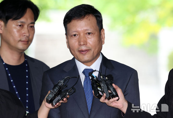[서울=뉴시스] 이영환 기자 = 구영배 큐텐그룹 대표가 10일 오전 서울 서초구 서울중앙지방법원에서 열린 구속 전 피의자 심문(영장실질심사)에 출석하고 있다. 2024.10.10. 20hwan@newsis.com