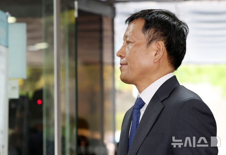 [서울=뉴시스] 이영환 기자 = 구영배 큐텐그룹 대표가 10일 오전 서울 서초구 서울중앙지방법원에서 열린 구속 전 피의자 심문(영장실질심사)에 출석하고 있다. 2024.10.10. 20hwan@newsis.com