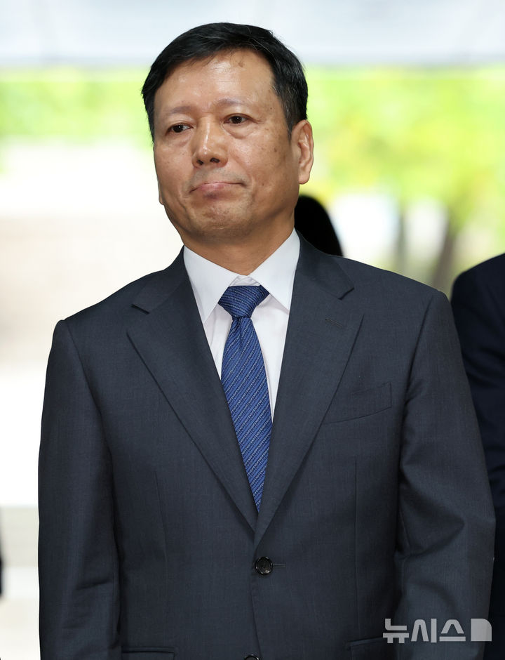 [서울=뉴시스] 이영환 기자 = 구영배 큐텐그룹 대표가 10일 오전 서울 서초구 서울중앙지방법원에서 열린 구속 전 피의자 심문(영장실질심사)에 출석하고 있다. 2024.10.10. 20hwan@newsis.com
