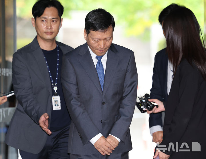 [서울=뉴시스] 이영환 기자 = 구영배 큐텐그룹 대표가 10일 오전 서울 서초구 서울중앙지방법원에서 열린 구속 전 피의자 심문(영장실질심사)에 출석하고 있다. 2024.10.10. 20hwan@newsis.com