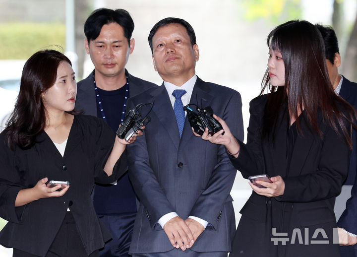 [서울=뉴시스] 이영환 기자 = 구영배 큐텐그룹 대표가 10일 오전 서울 서초구 서울중앙지방법원에서 열린 구속 전 피의자 심문(영장실질심사)에 출석하고 있다. 2024.10.10. 20hwan@newsis.com
