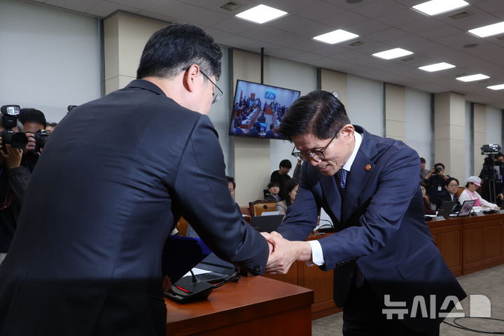[서울=뉴시스] 고승민 기자 = 김문수 고용노동부 장관이 10일 서울 여의도 국회에서 열린 환경노동위원회의 환경노동부 국정감사에서 증인선서를 마친 후 선서문을 안호영 환노위원장에게 전달하고 있다. 2024.10.10. kkssmm99@newsis.com