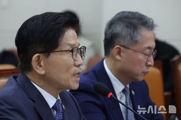 [서울=뉴시스] 고승민 기자 = 김문수 고용노동부 장관이 10일 서울 여의도 국회에서 열린 환경노동위원회의 환경노동부 국정감사에서 야당 의원들의 역사관 및 과거 발언 등에 대한 재해명 요구에 답변하고 있다. 2024.10.10. kkssmm99@newsis.com