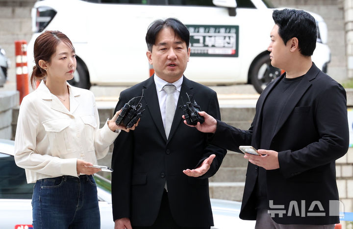 [서울=뉴시스] 이영환 기자 = 류화현 위메프 대표가 10일 오전 서울 서초구 서울중앙지방법원에서 열린 구속 전 피의자 심문(영장실질심사)에 출석하고 있다. 2024.10.10. 20hwan@newsis.com
