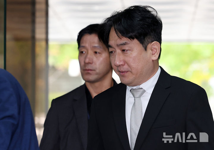 [서울=뉴시스] 이영환 기자 = 류화현 위메프 대표가 10일 오전 서울 서초구 서울중앙지방법원에서 열린 구속 전 피의자 심문(영장실질심사)에 출석하고 있다. 2024.10.10. 20hwan@newsis.com