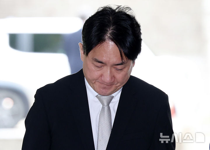 [서울=뉴시스] 이영환 기자 = 류화현 위메프 대표가 10일 오전 서울 서초구 서울중앙지방법원에서 열린 구속 전 피의자 심문(영장실질심사)에 출석하고 있다. 2024.10.10. 20hwan@newsis.com
