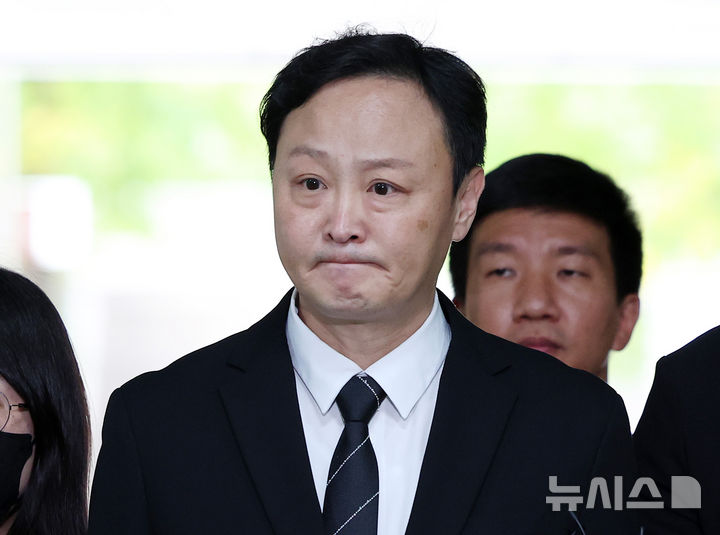 [서울=뉴시스] 이영환 기자 = 류광진 티몬 대표가 10일 오전 서울 서초구 서울중앙지방법원에서 열린 구속 전 피의자 심문(영장실질심사)에 출석하고 있다. 2024.10.10. 20hwan@newsis.com