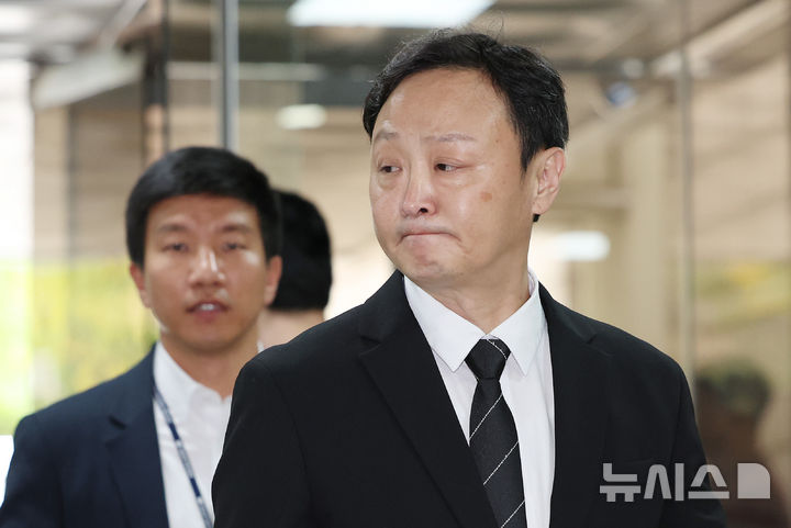 [서울=뉴시스] 이영환 기자 = 류광진 티몬 대표가 10일 오전 서울 서초구 서울중앙지방법원에서 열린 구속 전 피의자 심문(영장실질심사)에 출석하고 있다. 2024.10.10. 20hwan@newsis.com