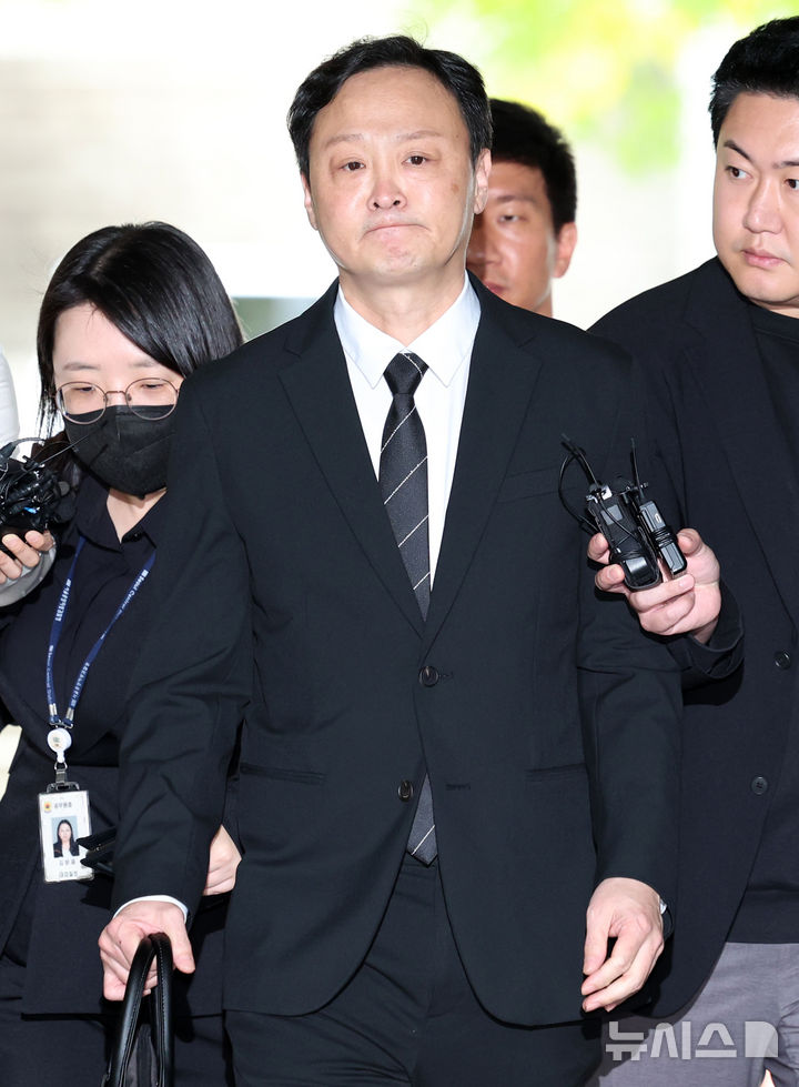 [서울=뉴시스] 이영환 기자 = 류광진 티몬 대표가 10일 오전 서울 서초구 서울중앙지방법원에서 열린 구속 전 피의자 심문(영장실질심사)에 출석하고 있다. 2024.10.10. 20hwan@newsis.com