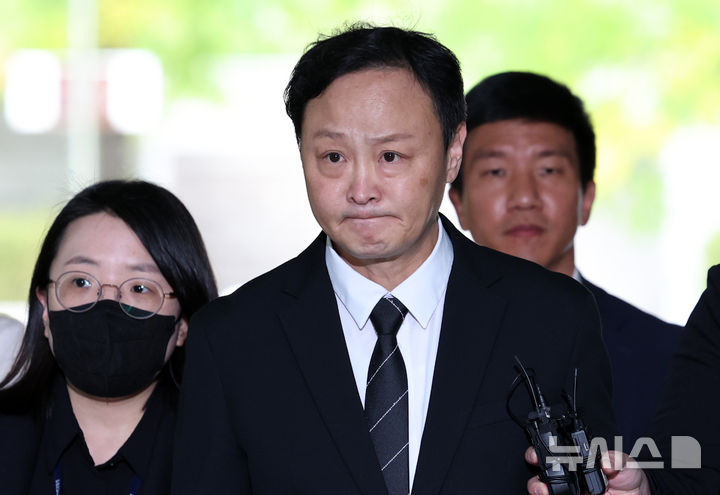 [서울=뉴시스] 이영환 기자 = 류광진 티몬 대표가 10일 오전 서울 서초구 서울중앙지방법원에서 열린 구속 전 피의자 심문(영장실질심사)에 출석하고 있다. 2024.10.10. 20hwan@newsis.com