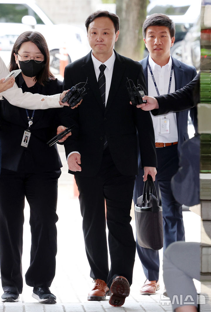 [서울=뉴시스] 이영환 기자 = 류광진 티몬 대표가 10일 오전 서울 서초구 서울중앙지방법원에서 열린 구속 전 피의자 심문(영장실질심사)에 출석하고 있다. 2024.10.10. 20hwan@newsis.com