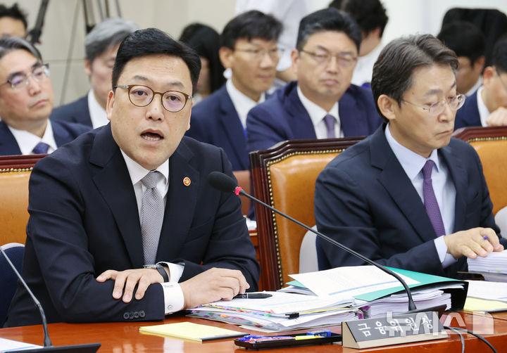 [서울=뉴시스] 조성우 기자 = 김병환(왼쪽) 금융위원회 위원장이 10일 오전 서울 여의도 국회에서 열린 정무위원회의 금융위원회, 한국산업은행, 중소기업은행에 대한 국정감사에서 의원 질문에 답변하고 있다. 2024.10.10. xconfind@newsis.com