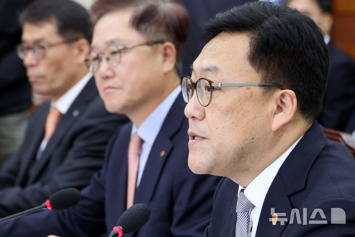 [서울=뉴시스] 조성우 기자 = 김병환(오른쪽) 금융위원회 위원장이 10일 오전 서울 여의도 국회에서 열린 정무위원회의 금융위원회, 한국산업은행, 중소기업은행에 대한 국정감사에서 의원 질문에 답변하고 있다. 2024.10.10. xconfind@newsis.com