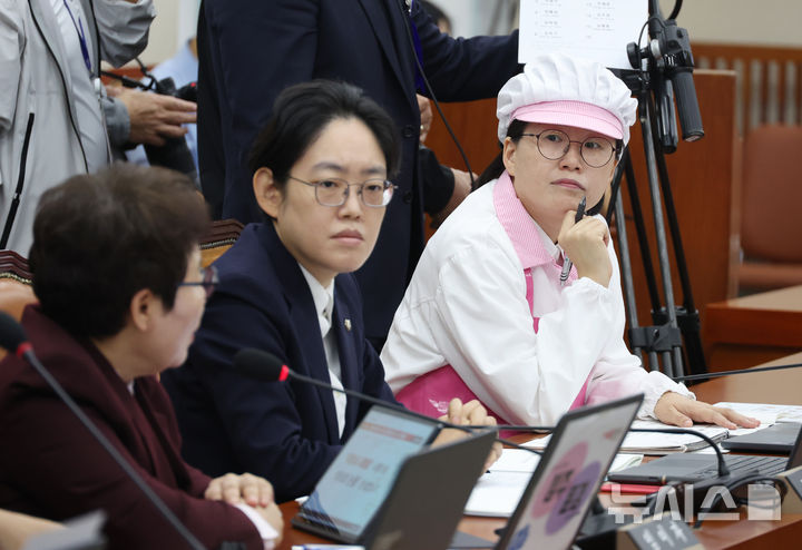[서울=뉴시스] 고승민 기자 = 조리사 복장을 한 정혜경 진보당 의원이 10일 서울 여의도 국회에서 열린 환경노동위원회의 고용노동부 국정감사에서 임이자 국민의힘 의원의 의사진행 발언을 지켜보고 있다. 2024.10.10. kkssmm99@newsis.com