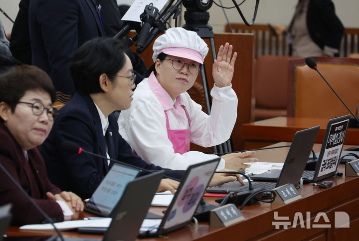 [서울=뉴시스] 고승민 기자 = 조리사 복장을 한 정혜경 진보당 의웡니 10일 서울 여의도 국회에서 열린 환경노동위원회의 고용노동부 국정감사에서 의사진행 발언을 신청하고 있다. 2024.10.10. kkssmm99@newsis.com