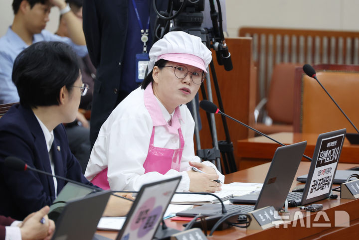 [서울=뉴시스] 고승민 기자 = 조리사 복장을 한 정혜경 진보당 의웡니 10일 서울 여의도 국회에서 열린 환경노동위원회의 고용노동부 국정감사에서 의사진행 발언을 하고 있다. 2024.10.10. kkssmm99@newsis.com