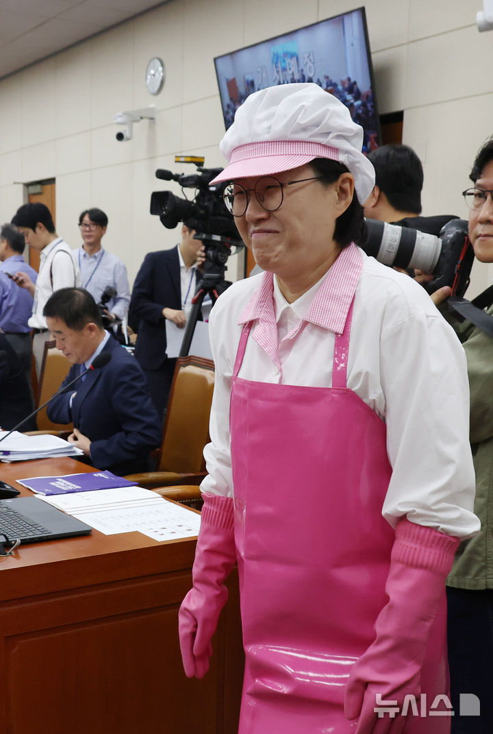 [서울=뉴시스] 고승민 기자 = 조리사 복장을 한 정혜경 진보당 의원이 10일 서울 여의도 국회에서 열린 환경노동위원회의 고용노동부 국정감사에 참석하고 있다. 2024.10.10. kkssmm99@newsis.com