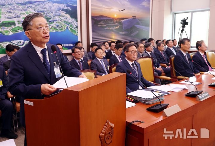 [서울=뉴시스] 조성봉 기자 = 이한준 한국토지주택공사 사장이 지난 10일 오전 서울 여의도 국회 국토교통위원회에서 열린 한국토지주택공사 등에 대한 국정감사에서 업무보고를 하는 모습. 2024.10.24. suncho21@newsis.com