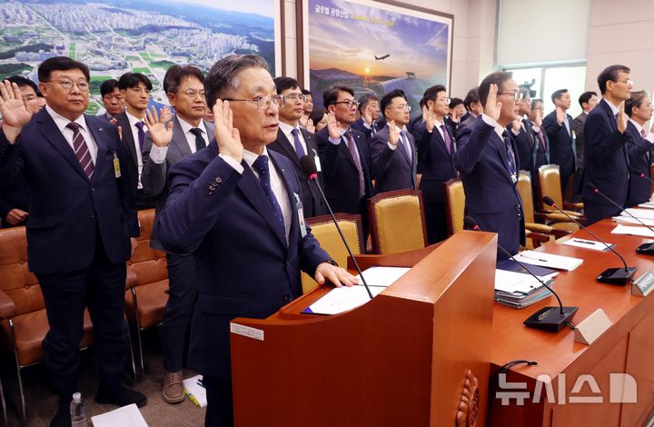 [서울=뉴시스] 조성봉 기자 = 이한준 한국토지주택공사 사장을 비롯한 참석자들이 10일 오전 서울 여의도 국회 국토교통위원회에서 열린 한국토지주택공사 등에 대한 국정감사에서 증인선서를 하고 있다. 2024.10.10. suncho21@newsis.com