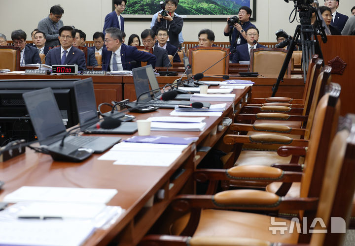 [서울=뉴시스] 고승민 기자 = 김문수 고용노동부 장관이 10일 서울 여의도 국회에서 열린 환경노동위원회의 환경노동부 국정감사에서 자신의 역사관 및 발언 등으로 여야 의원들의 설전이 과열돼 감사가 중지되자 밖으로 나가고 있다. 2024.10.10. kkssmm99@newsis.com