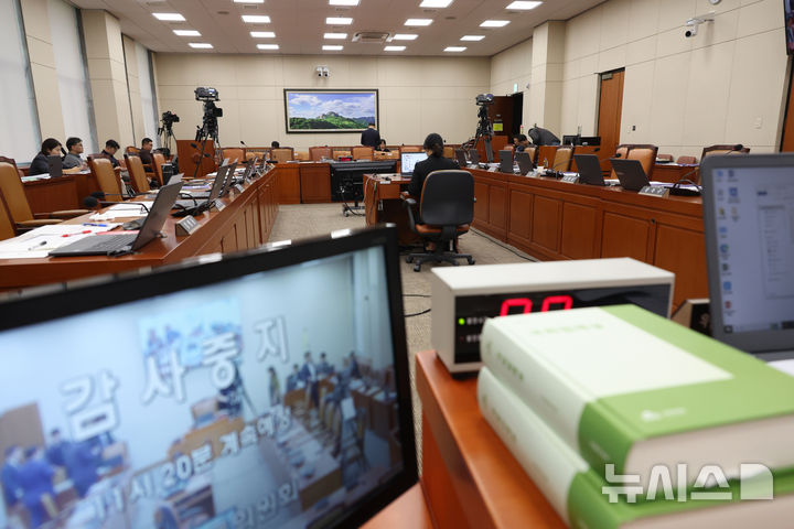 [서울=뉴시스] 고승민 기자 = 10일 서울 여의도 국회에서 열린 환경노동위원회의 환경노동부 국정감사가 김문수 고용노동부 장관 역사관 및 발언에 대한 여야 의원들의 과열된 설전으로 중지되고 있다. 2024.10.10. kkssmm99@newsis.com
