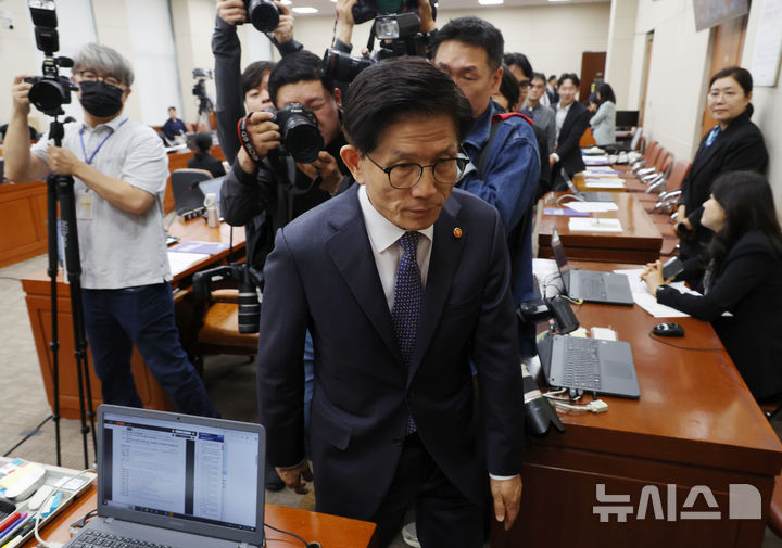 [서울=뉴시스] 고승민 기자 = 김문수 고용노동부 장관이 10일 서울 여의도 국회에서 열린 환경노동위원회의 환경노동부 국정감사에서 자신의 역사관 및 발언 등으로 여야 의원들의 설전이 과열돼 감사가 중지되자 밖으로 나가고 있다. 2024.10.10. kkssmm99@newsis.com