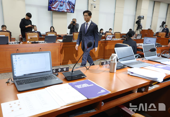 [서울=뉴시스] 고승민 기자 = 김문수 고용노동부 장관이 10일 서울 여의도 국회에서 열린 환경노동위원회의 환경노동부 국정감사에서 자신의 역사관 및 발언 등으로 여야 의원들의 설전이 과열돼 감사가 중지되자 밖으로 나가고 있다. 2024.10.10. kkssmm99@newsis.com