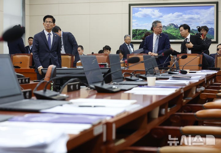 [서울=뉴시스] 고승민 기자 = 김문수 고용노동부 장관이 10일 서울 여의도 국회에서 열린 환경노동위원회의 환경노동부 국정감사에서 자신의 역사관 및 발언 등으로 여야 의원들의 설전이 과열돼 감사가 중지되자 밖으로 나가고 있다. 2024.10.10. kkssmm99@newsis.com
