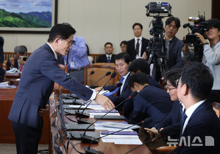 [서울=뉴시스] 고승민 기자 = 김문수 고용노동부 장관이 10일 서울 여의도 국회에서 열린 환경노동위원회의 환경노동부 국정감사에서 민주당 의원들에게 악수를 청했다 거부당하고 있다. 2024.10.10. kkssmm99@newsis.com