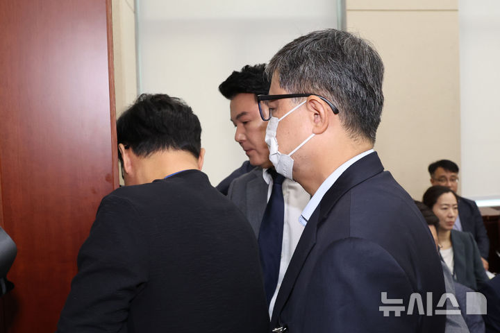 [서울=뉴시스] 권창회 기자 = 황인수 진실화해를위한과거사정리위원회 조사 1국장이 10일 오전 서울 여의도 국회에서 열린 행정안전위원회 국정감사에서 신정훈 행안위원장의 얼굴 공개 요구를 거부하다 퇴장당하고 있다. 이날 신 위원장은 황인수 조사1국장을 향해 마스크를 벗으라고 명령했으나 황 국장이 이를 끝내 거부해 황 국장과 김 위원장 모두 퇴장조치 했다. 2024.10.10. kch0523@newsis.com