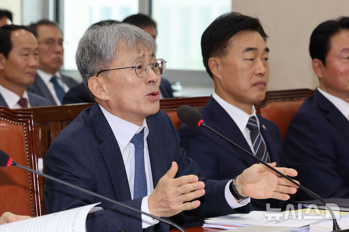 [서울=뉴시스] 권창회 기자 = 김광동 진실화해를위한과거사정리위원장이 10일 오전 서울 여의도 국회에서 열린 행정안전위원회 국정감사에서 신정훈 행안위원장의 빌문에 답하고 있다. 이날 신 위원장은 황인수 조사1국장을 향해 마스크를 벗으라고 명령했으나 황 국장이 이를 끝내 거부해 황 국장과 김 위원장 모두 퇴장조치 했다. 2024.10.10. kch0523@newsis.com