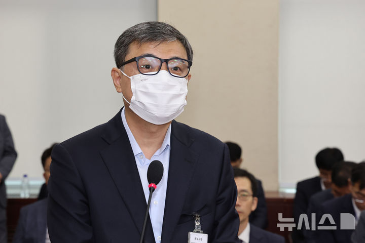 [서울=뉴시스] 권창회 기자 = 황인수 진실화해를위한과거사정리위원회 조사 1국장이 10일 오전 서울 여의도 국회에서 열린 행정안전위원회 국정감사에서 신정훈 행안위원장의 얼굴 공개 요구를 거부하는 발언을 하고 있다. 이날 신 위원장은 황인수 조사1국장을 향해 마스크를 벗으라고 명령했으나 황 국장이 이를 끝내 거부해 황 국장과 김 위원장 모두 퇴장조치 했다. 2024.10.10. kch0523@newsis.com