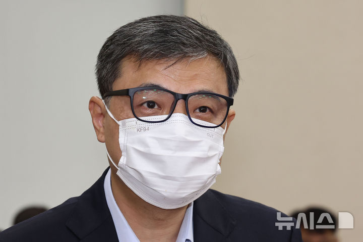 [서울=뉴시스] 권창회 기자 = 황인수 진실화해를위한과거사정리위원회 조사 1국장이 10일 오전 서울 여의도 국회에서 열린 행정안전위원회 국정감사에서 신정훈 행안위원장의 얼굴 공개 요구를 거부하는 발언을 하고 있다. 이날 신 위원장은 황인수 조사1국장을 향해 마스크를 벗으라고 명령했으나 황 국장이 이를 끝내 거부해 황 국장과 김 위원장 모두 퇴장조치 했다. 2024.10.10. kch0523@newsis.com
