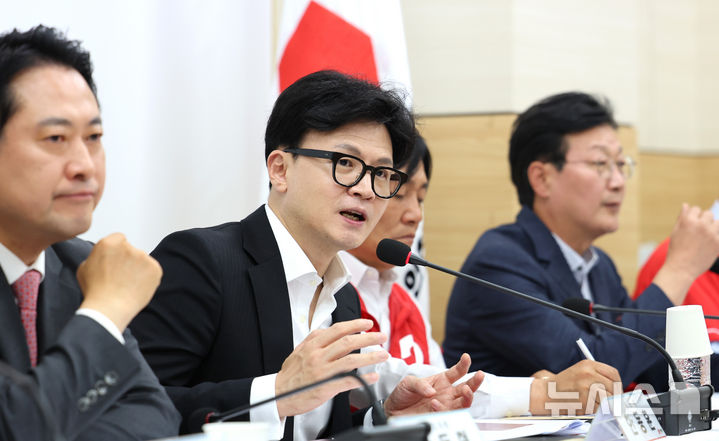 [인천=뉴시스] 전진환 기자 = 한동훈 국민의힘 대표가 10일 오전 인천 강화군 강화읍 강화문화원에서 열린 현장 최고위원회의에서 발언하고 있다. 2024.10.10. amin2@newsis.com