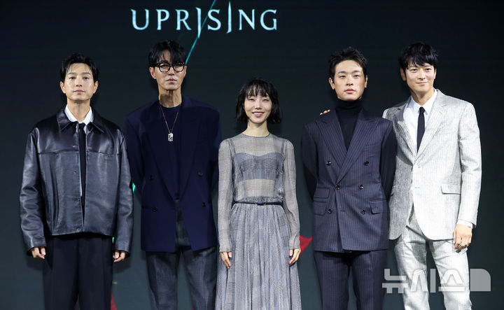 [서울=뉴시스] 김혜진 기자 = 배우 정성일(왼쪽부터), 차승원, 김신록, 박정민, 강동원이 10일 오전 서울 종로구 JW메리어트 동대문에서 열린 넷플릭스 영화 '전,란' 제작보고회에서 포즈를 취하고 있다. 2024.10.10. jini@newsis.com