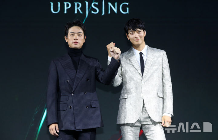 [서울=뉴시스] 김혜진 기자 = 배우 박정민(왼쪽), 강동원이 10일 오전 서울 종로구 JW메리어트 동대문에서 열린 넷플릭스 영화 '전,란' 제작보고회에서 포즈를 취하고 있다. 2024.10.10. jini@newsis.com