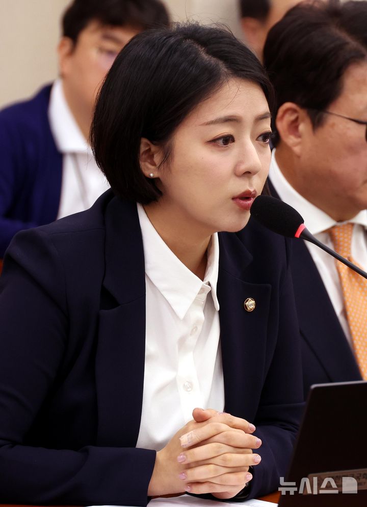 [서울=뉴시스] 조성봉 기자 = 배현진 국민의힘 의원이 지난해 10월10일 오전 서울 여의도 국회 문화체육관광위원에서 열린 국가유산청 등에 대한 국정감사에서 질의를 하고 있다. 2024.10.10. suncho21@newsis.com