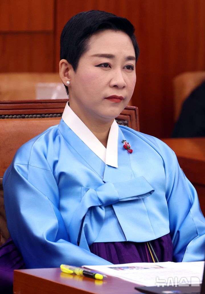 [서울=뉴시스] 조성봉 기자 = 김재원 조국혁신당 의원이 10일 오전 서울 여의도 국회 문화체육관광위원에서 열린 국가유산청 등에 대한 국정감사에 한복을 입고 참석하고 있다. 2024.10.10. suncho21@newsis.com