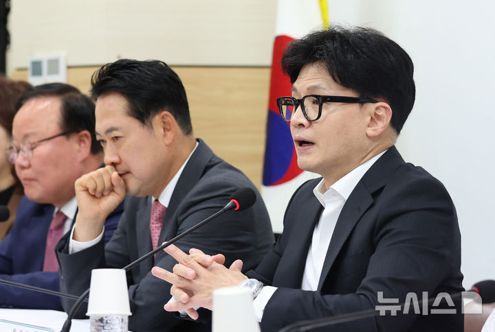 [인천=뉴시스] 전진환 기자 = 한동훈 국민의힘 대표가 10일 오전 인천 강화군 강화읍 강화문화원에서 열린 현장 최고위원회의에서 발언하고 있다. 2024.10.10. amin2@newsis.com