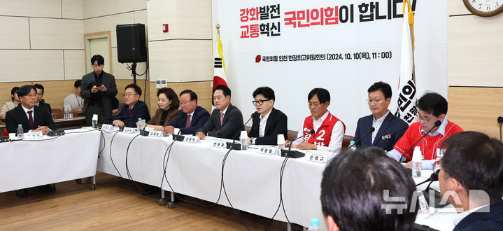 [인천=뉴시스] 전진환 기자 = 한동훈 국민의힘 대표가 10일 오전 인천 강화군 강화읍 강화문화원에서 열린 현장 최고위원회의에서 발언하고 있다. 2024.10.10. amin2@newsis.com