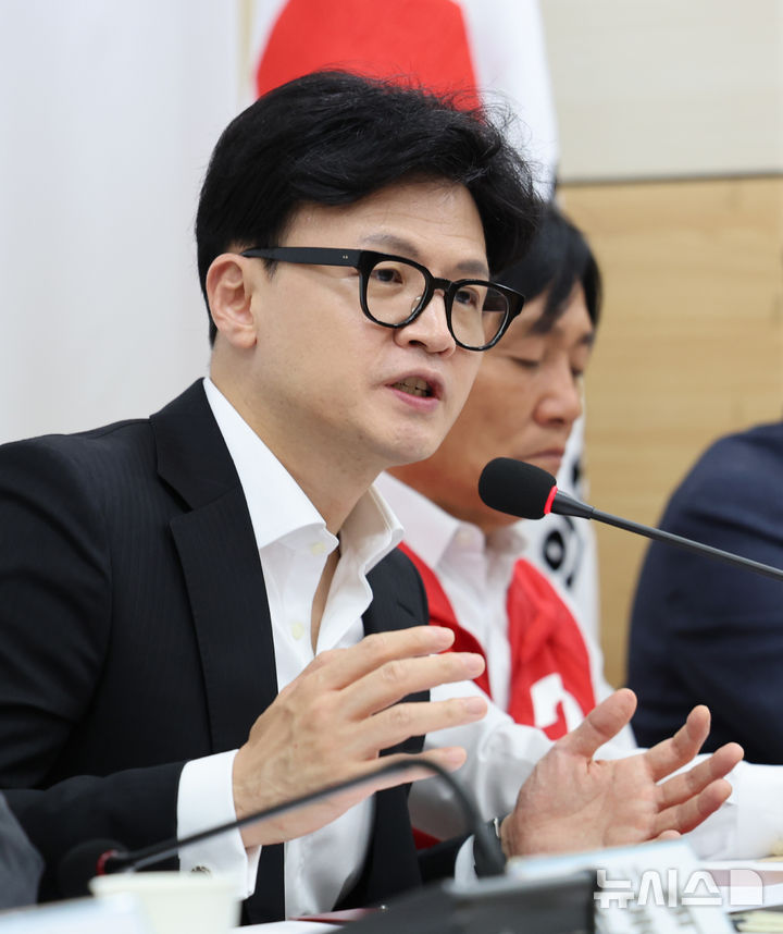 [인천=뉴시스] 전진환 기자 = 한동훈 국민의힘 대표가 10일 오전 인천 강화군 강화읍 강화문화원에서 열린 현장 최고위원회의에서 발언하고 있다. 2024.10.10. amin2@newsis.com