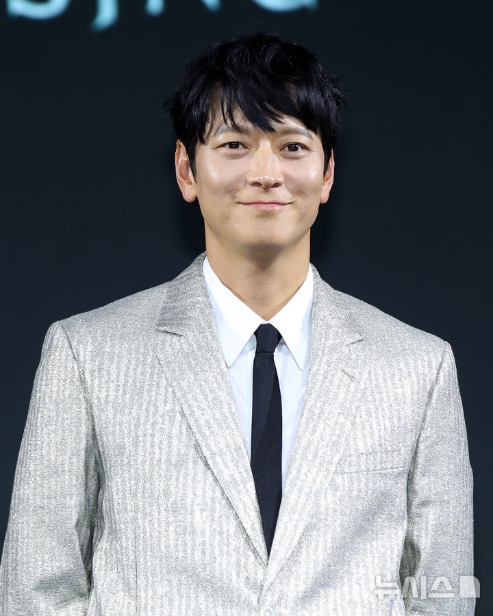 [서울=뉴시스] 김혜진 기자 = 배우 강동원이 10일 오전 서울 종로구 JW메리어트 동대문에서 열린 넷플릭스 영화 '전,란' 제작보고회에서 포즈를 취하고 있다. 2024.10.10. jini@newsis.com