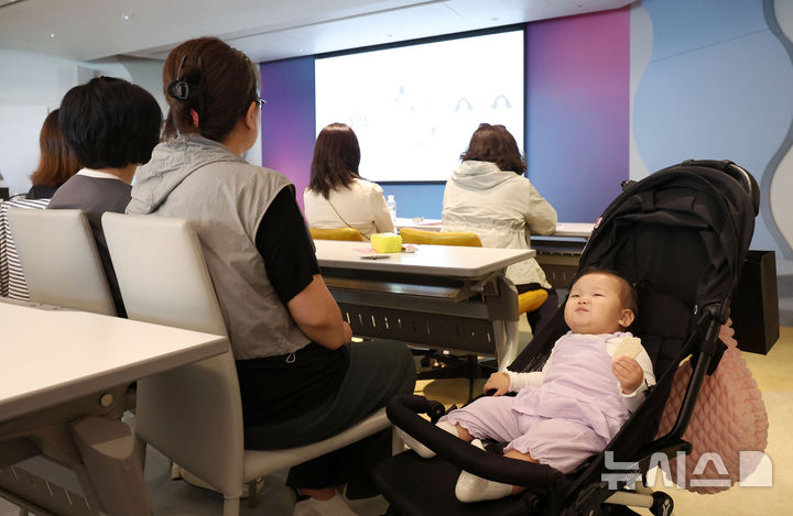 [고양=뉴시스] 김선웅 기자 = 임산부의 날인 10일 경기 고양시 일산차병원에서 난임 극복 부부와 임산부들이 참여한 '엄마가 행복하고 아기가 축복받는 세상을 만들어갑니다' 온리 차 멘티-멘토 행사에서 참석자들이 강연을 듣고 있다. 2024.10.10. mangusta@newsis.com