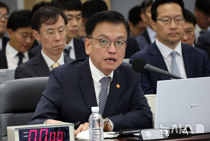 [세종=뉴시스] 강종민 기자 = 10일 세종시 정부세종청사에서 열린 국회 기획재정위원회의 기획재정부에 대한 국정감사에서 최상목 부총리 겸 기획재정부 장관이 의원 질의에 답변하고 있다. 2024.10.10. ppkjm@newsis.com