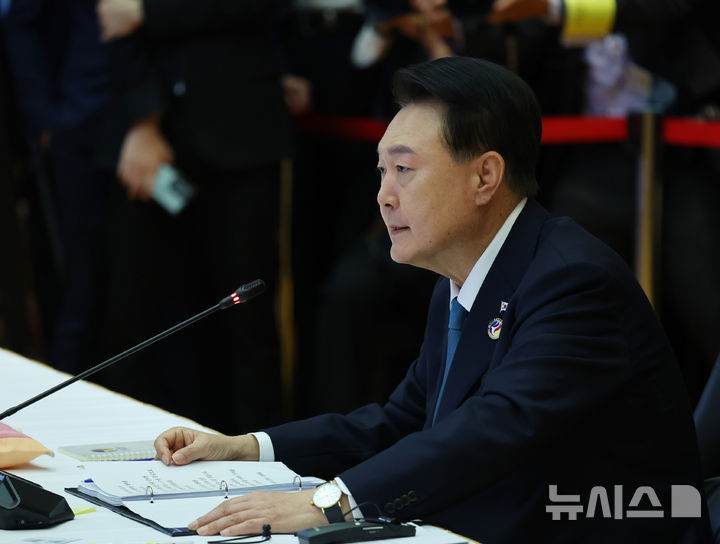 [비엔티안=뉴시스] 최진석 기자 = 윤석열 대통령이 10일(현지시각) 라오스 비엔티안 국립컨벤션센터에서 열린 한-아세안(ASEAN·동남아시아국가연합) 정상회의에서 발언하고 있다. 2024.10.10. myjs@newsis.com